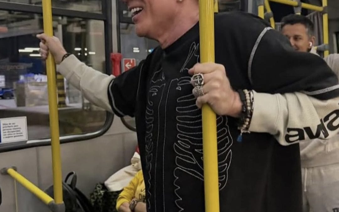 Axl Rose sorprende a Bogotá: lo fotografían en bus del aeropuerto y redes lo confunden con TransMilenio