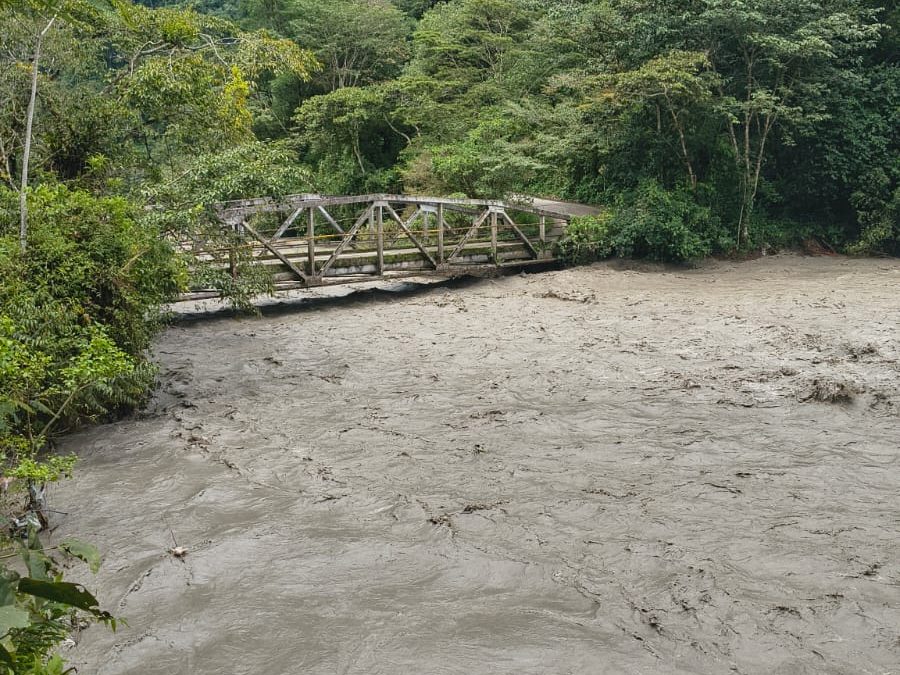 Paso controlado en el Puente Ocal de Guayabetal por aumento del caudal de los ríos Blanco y Negro
